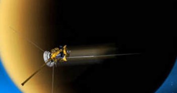 Cassini koło Tytana - wizualizacja / Credits: NASA